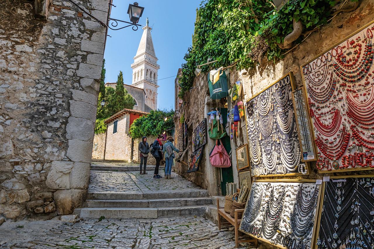 Rovinj grisia street